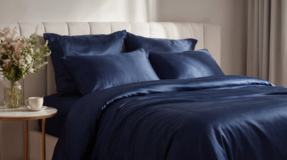 Bambus Bettwäsche Navy – bezogenes Doppelbett im Schlafzimmer